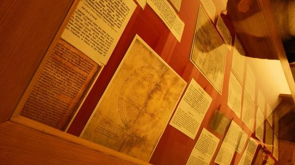 Das Museum für Hexerei und Zauberei steht nicht etwa in der fiktiven Welt von J.K. Rowling, sondern dem Ort Hólmavík. Hier sind Runen abgebildet.