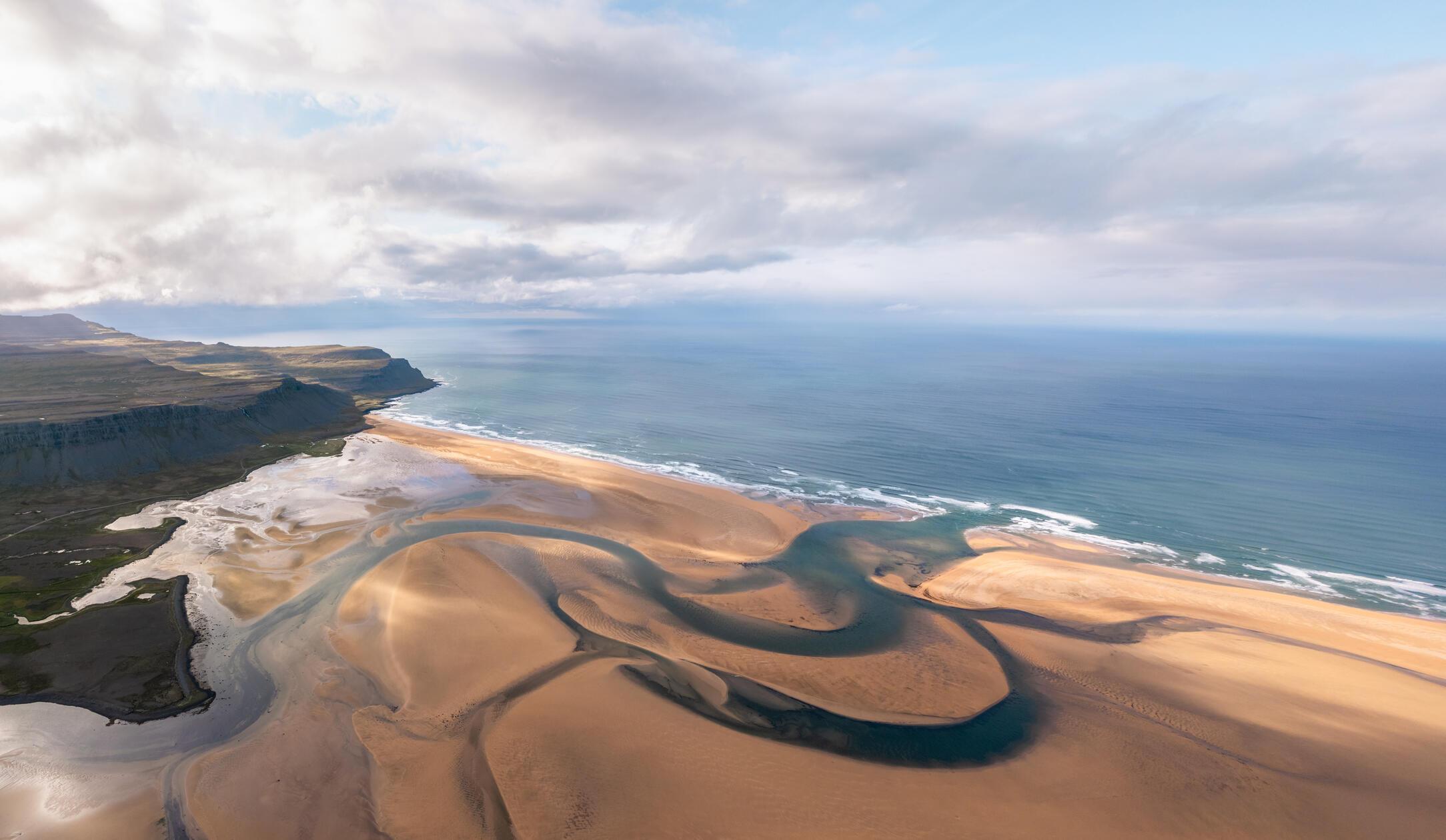 Der Sandstrand Raudisandur an der Südküste der Westfjorde gilt als einer der schönsten Strände in Island - er ist vor allem für seine außergewöhnliche rote Färbung im Sonnenlicht bekannt.