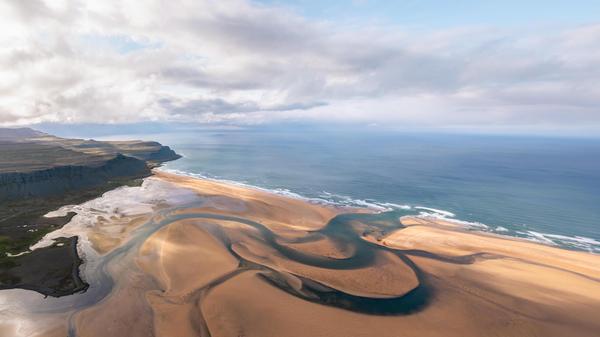 Der Sandstrand Raudisandur an der Südküste der Westfjorde gilt als einer der schönsten Strände in Island - er ist vor allem für seine außergewöhnliche rote Färbung im Sonnenlicht bekannt.