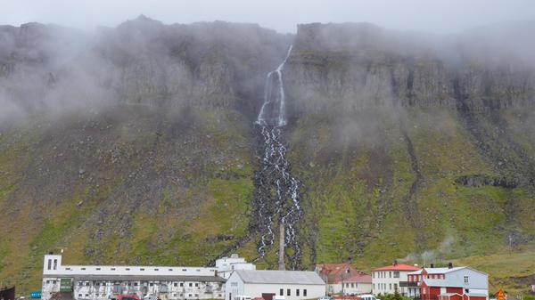 Die stillgelegte Heringsverarbeitungs-Fabrik in Djúpavík. Bis zu 250 Arbeiter waren bis zur Schließung im Jahr 1954 hier beschäftigt. In den alten Öltanks der Heringsfabrik finden heute regelmäßig Ausstellungen statt. Aus den ehemaligen Unterkünften der Arbeiter entstand in der 80-er Jahren ein Hotel, das auch heute noch besteht.
