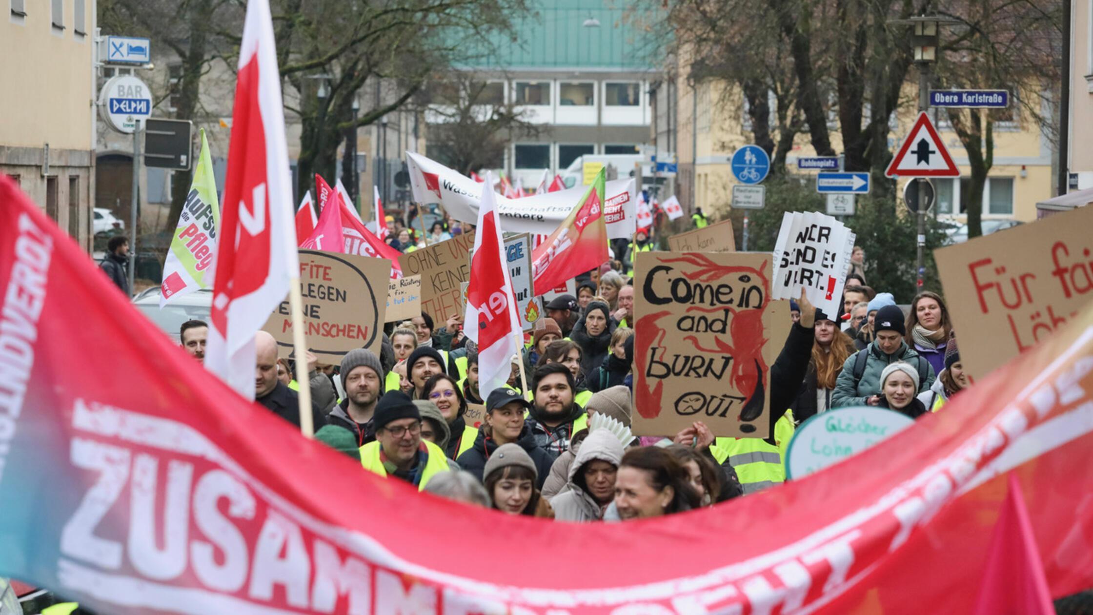 -Ziemlich-unfair-Deshalb-zogen-Hunderte-Menschen-als-Warnstreik-durch-Erlangen