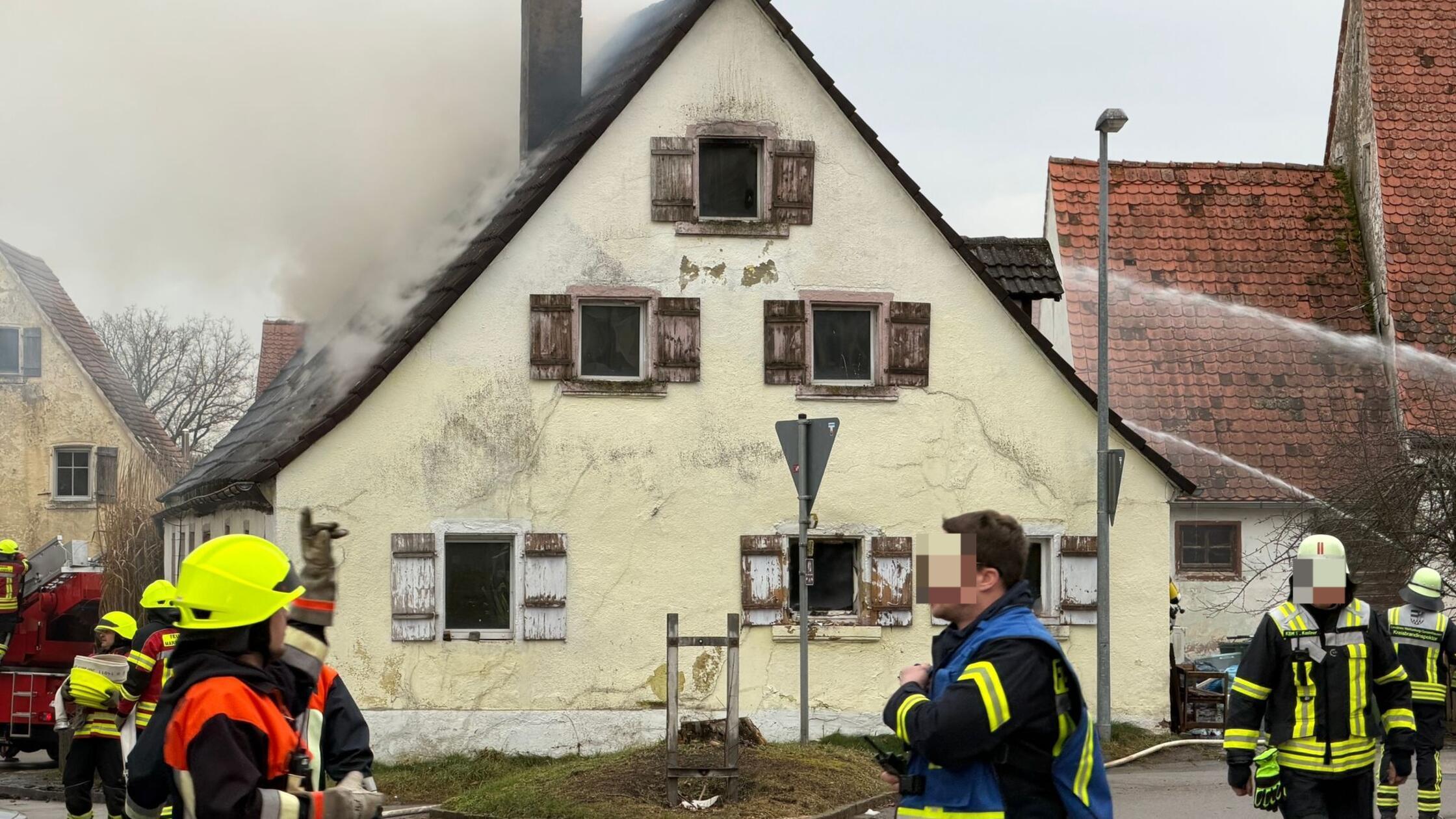 Wohnhausbrand-in-Thannhausen-im-Pfofelder-Ortsteil-stand-ein-Einfamilienhaus-in-Flammen