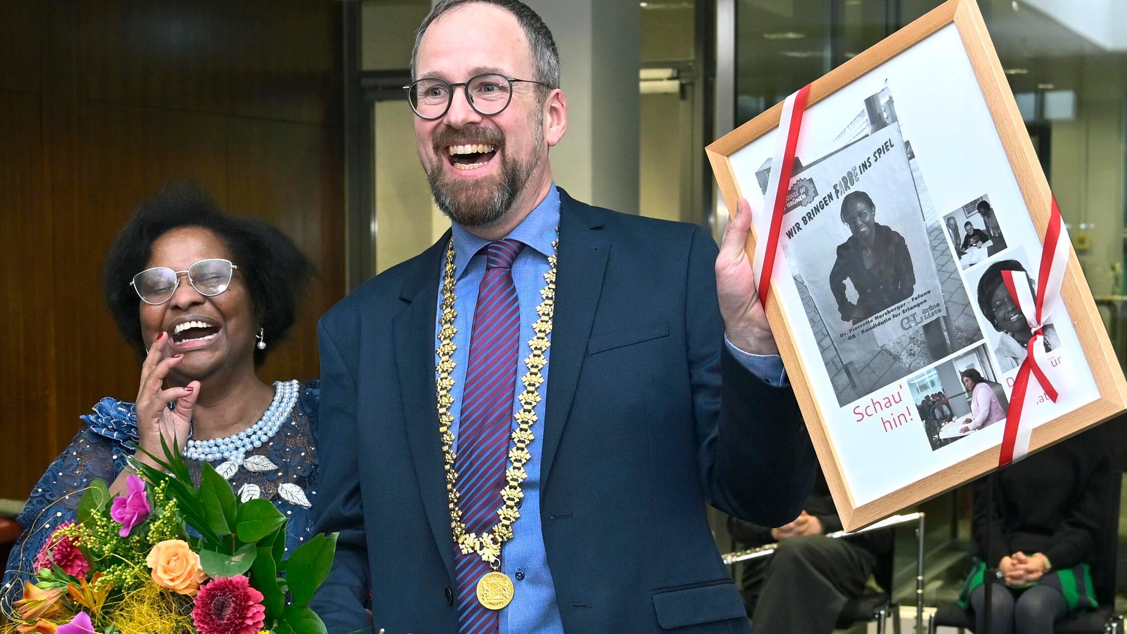 Große Freude: Oberbürgermeister Florian Janik verl