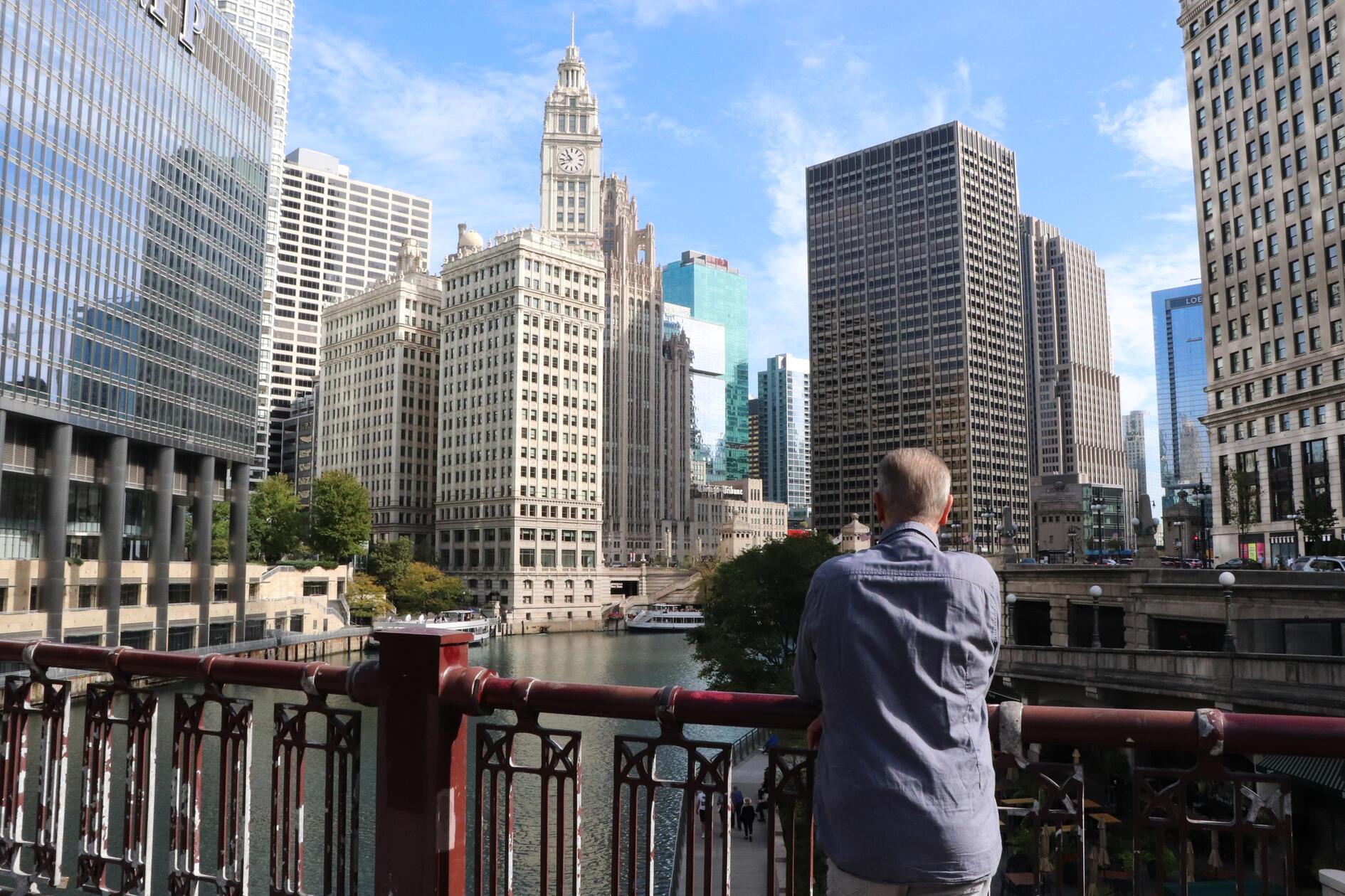 Die Brücken, die in Chicago den Fluss überqueren müssen regelmäßig gehoben werden, damit die Boote, die in den warmen Jahreszeiten auf dem Michigansee liegen eingewintert werden können.