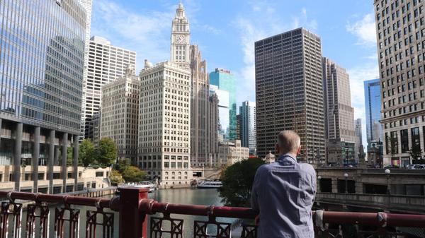 Die Brücken, die in Chicago den Fluss überqueren müssen regelmäßig gehoben werden, damit die Boote, die in den warmen Jahreszeiten auf dem Michigansee liegen eingewintert werden können.