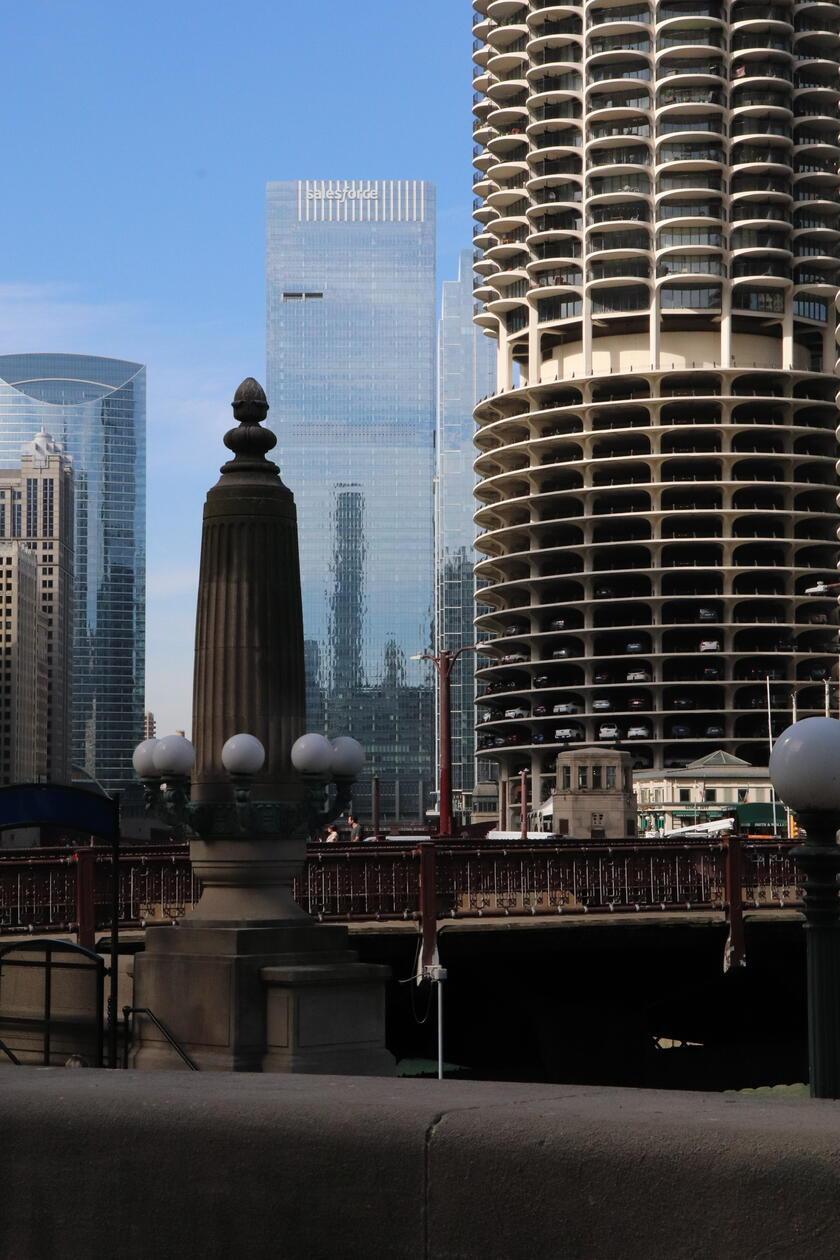Wer an US-Großstädte denkt, landet schnell bei New York oder Los Angeles. Doch Chicago überrascht: breitere Wege, mehr Wasser, mehr Ruhe. Die „Second City“ zeigt sich als urbane Alternative mit klarer Struktur, beeindruckender Architektur, lebendiger Kulturszene.