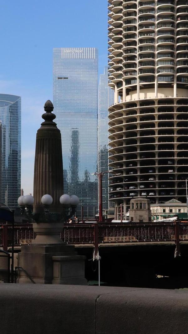 Wer an US-Großstädte denkt, landet schnell bei New York oder Los Angeles. Doch Chicago überrascht: breitere Wege, mehr Wasser, mehr Ruhe. Die „Second City“ zeigt sich als urbane Alternative mit klarer Struktur, beeindruckender Architektur, lebendiger Kulturszene.