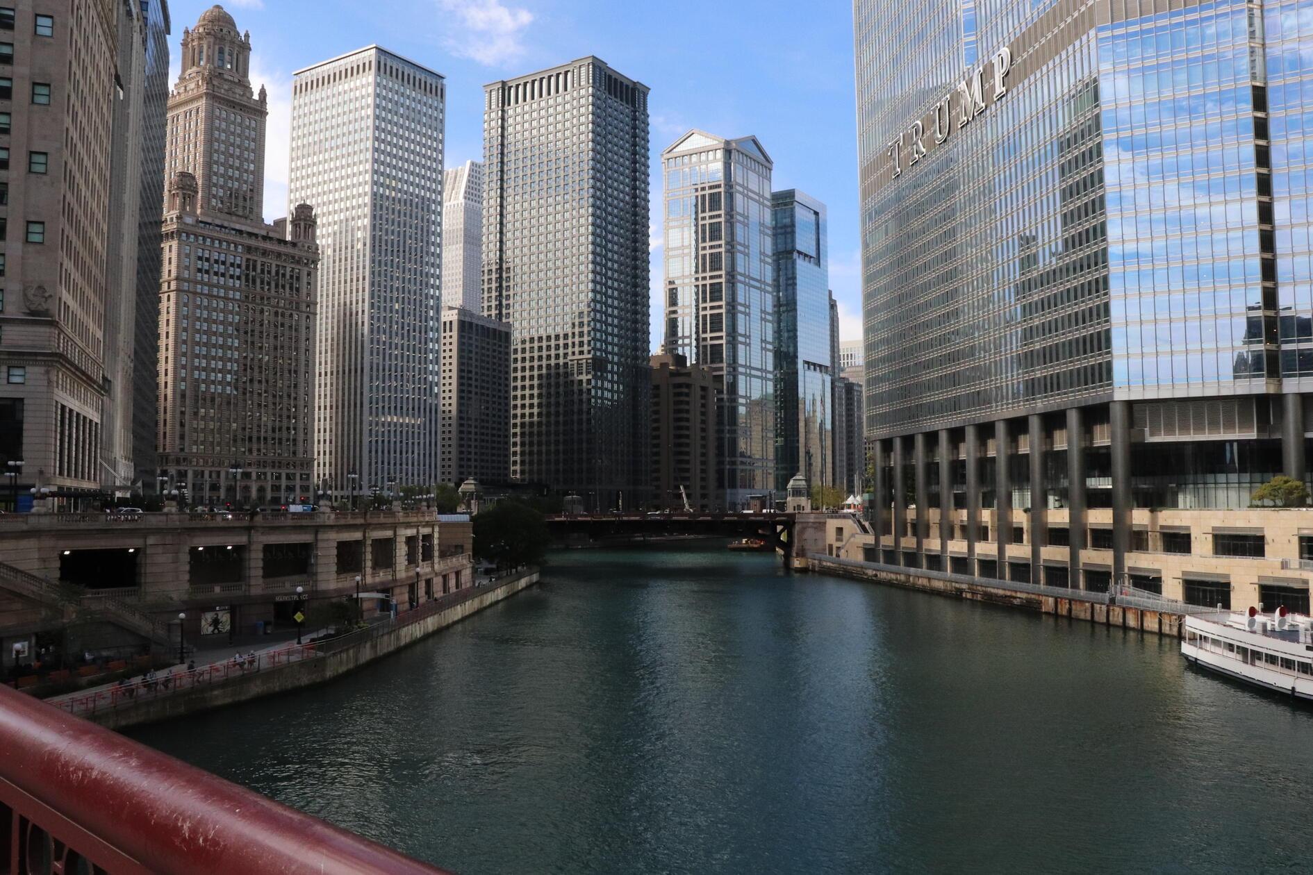 Die Architektur Chicagos ist sehr vielfältig. Im Stadtbild findet man Beispiele aus dem Art Deco und der Chicago School.