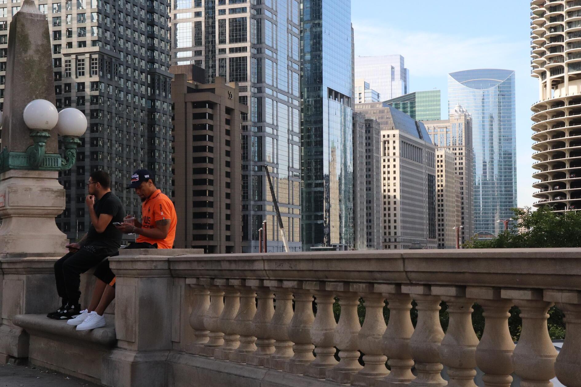 Wer an US-Großstädte denkt, landet schnell bei New York oder Los Angeles. Doch Chicago überrascht: breitere Wege, mehr Wasser, mehr Ruhe. Die „Second City“ zeigt sich als urbane Alternative mit klarer Struktur, beeindruckender Architektur, lebendiger Kulturszene.