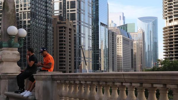 Wer an US-Großstädte denkt, landet schnell bei New York oder Los Angeles. Doch Chicago überrascht: breitere Wege, mehr Wasser, mehr Ruhe. Die „Second City“ zeigt sich als urbane Alternative mit klarer Struktur, beeindruckender Architektur, lebendiger Kulturszene.