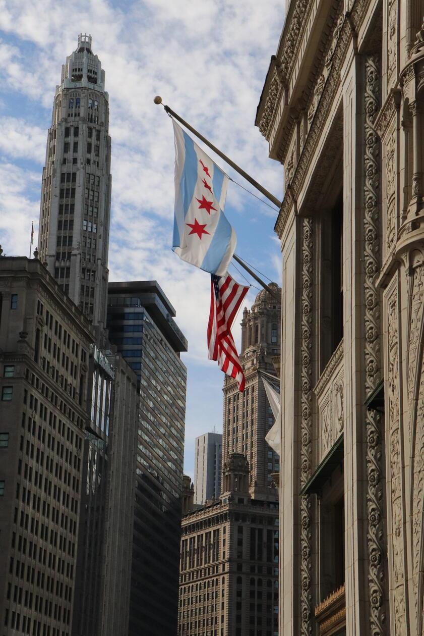 Wer an US-Großstädte denkt, landet schnell bei New York oder Los Angeles. Doch Chicago überrascht: breitere Wege, mehr Wasser, mehr Ruhe. Die „Second City“ zeigt sich als urbane Alternative mit klarer Struktur, beeindruckender Architektur, lebendiger Kulturszene.