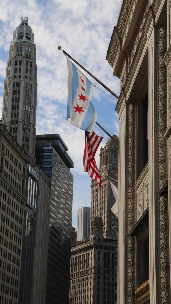 Wer an US-Großstädte denkt, landet schnell bei New York oder Los Angeles. Doch Chicago überrascht: breitere Wege, mehr Wasser, mehr Ruhe. Die „Second City“ zeigt sich als urbane Alternative mit klarer Struktur, beeindruckender Architektur, lebendiger Kulturszene.