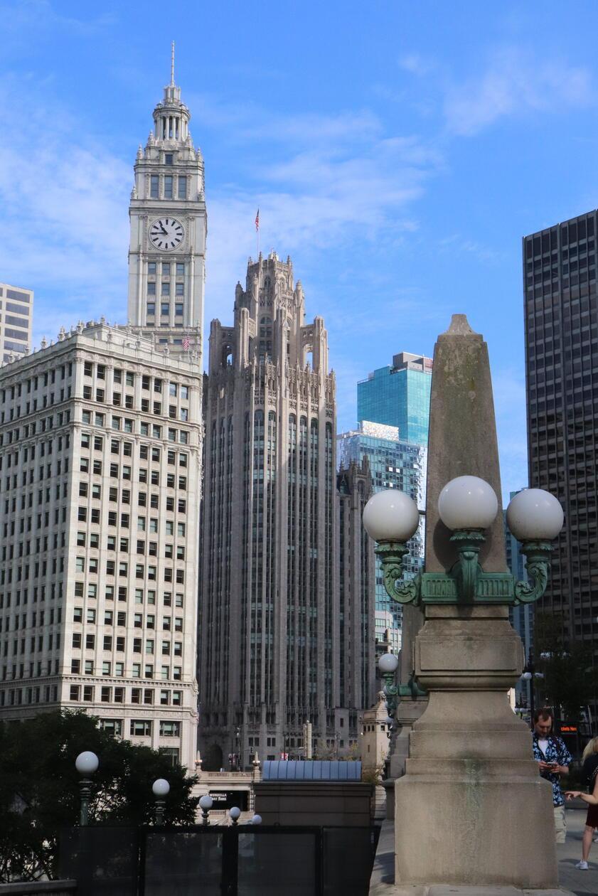 Wer an US-Großstädte denkt, landet schnell bei New York oder Los Angeles. Doch Chicago überrascht: breitere Wege, mehr Wasser, mehr Ruhe. Die „Second City“ zeigt sich als urbane Alternative mit klarer Struktur, beeindruckender Architektur, lebendiger Kulturszene.