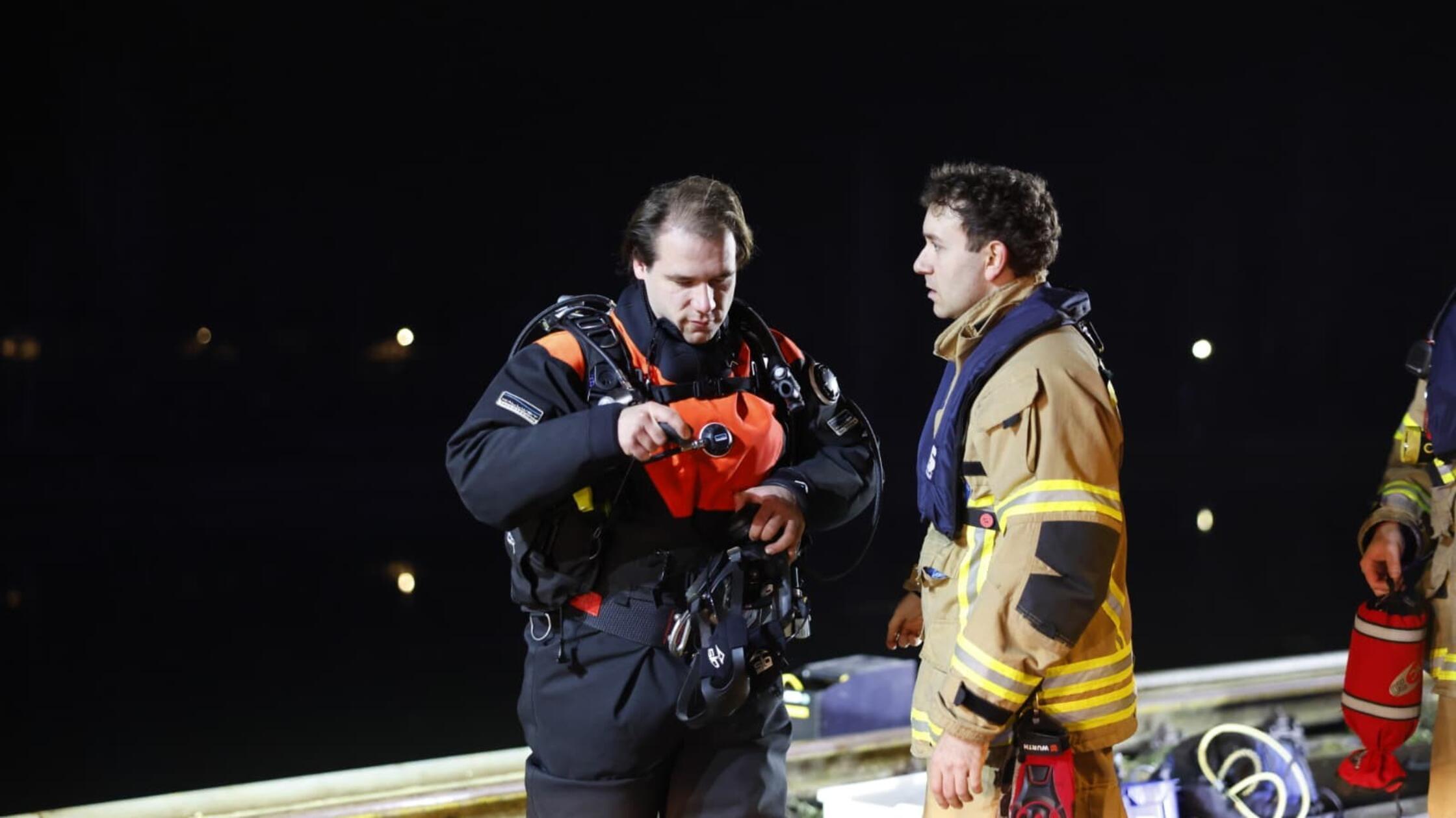 Gro-einsatz-am-F-rther-Hafen-Leckgeschlagenes-Schiff-h-lt-Einsatzkr-fte-in-Atem