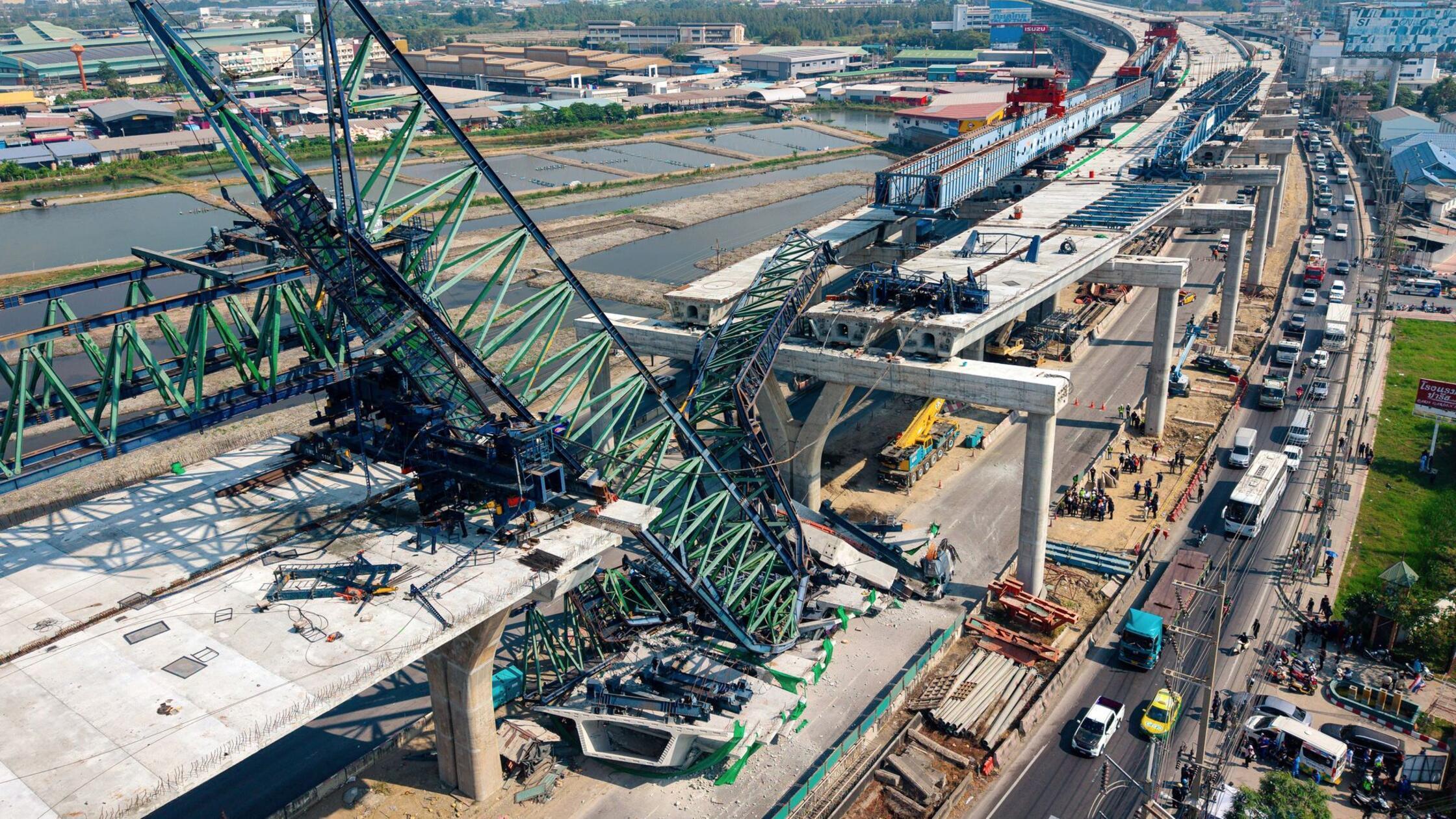 Nach Zugunglück: Kran stürzt auf Schnellstraße bei Bangkok