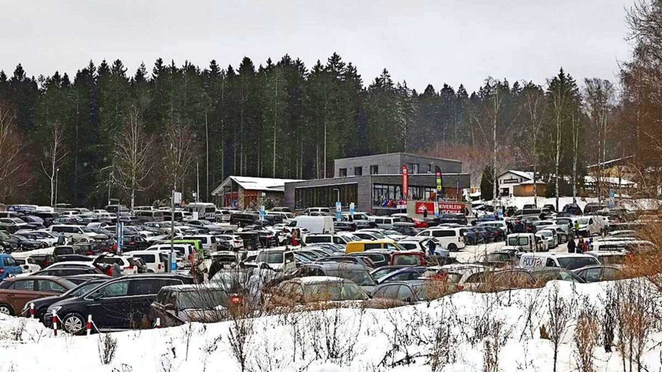 Keine-freien-Pl-tze-f-r-Restaurantg-ste-So-geht-s-nach-dem-Parkchaos-am-Ochsenkopf-weiter