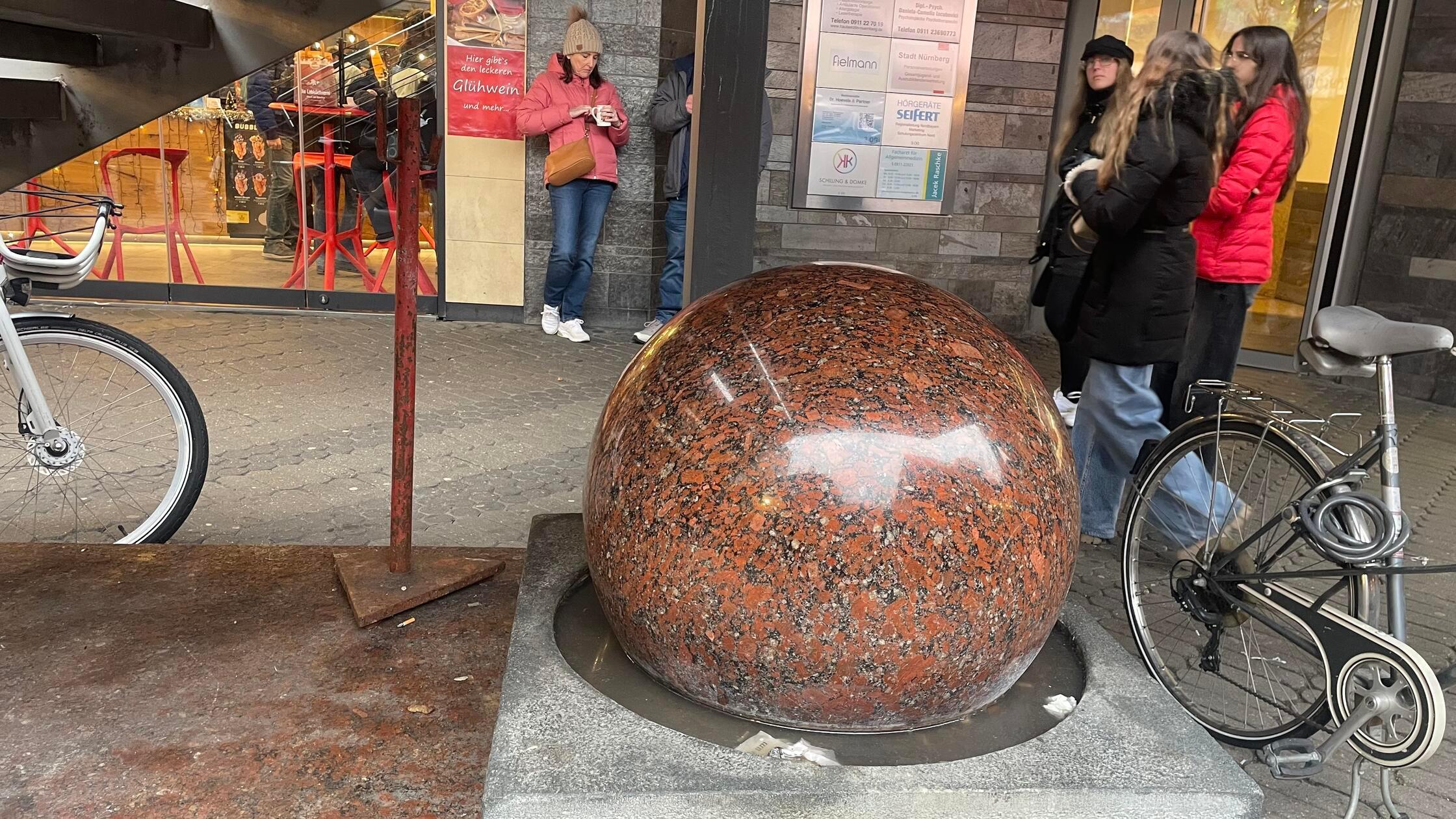 -rger-Objekt-Kugelbrunnen-im-Herzen-N-rnbergs-sorgt-im-Netz-f-r-Diskussion