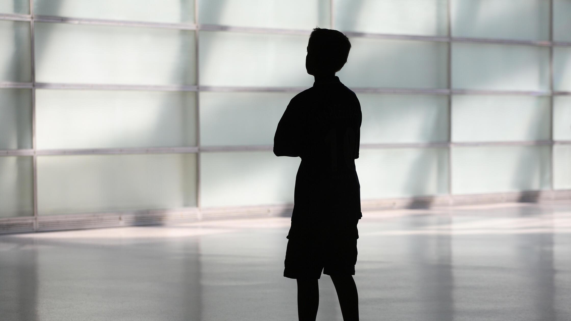 V-llig-durchgefroren-und-hilflos-Junge-will-seinen-Vater-besuchen-und-landet-bei-der-Polizei