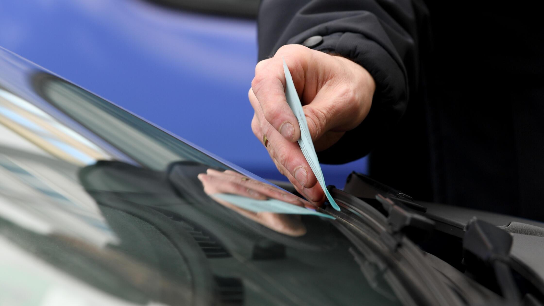 W-tende-Autofahrerin-greift-Mitarbeiterin-der-Verkehrs-berwachung-in-Berching-an