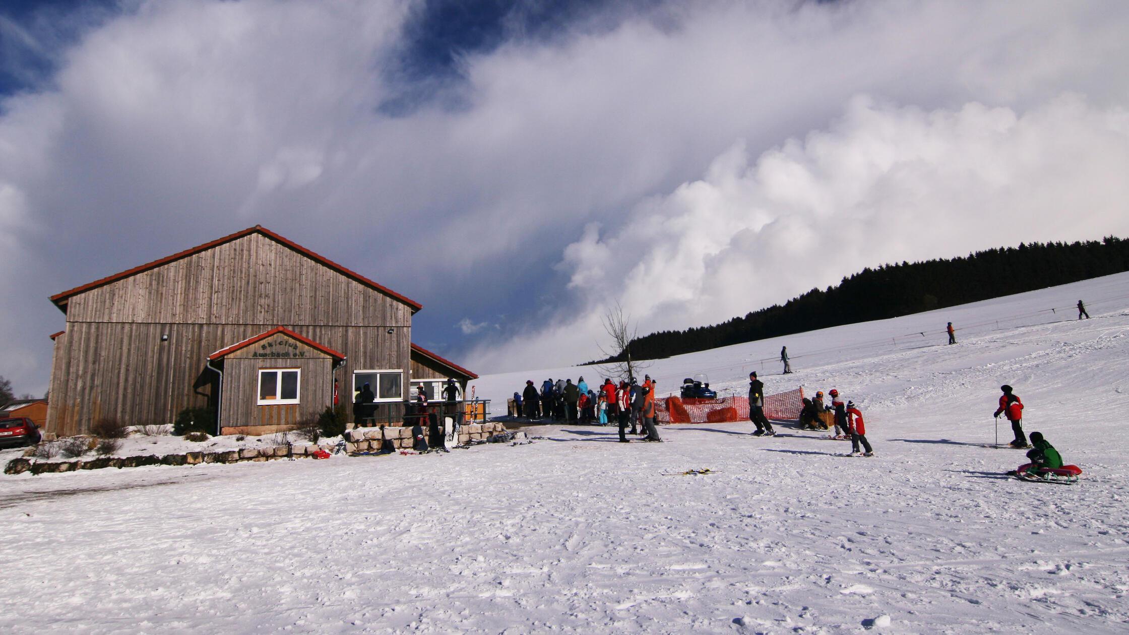 Endlich-wieder-Skikurse-in-Auerbach-m-glich-So-war-der-Liftbetrieb-in-Ortlesbrunn-bislang