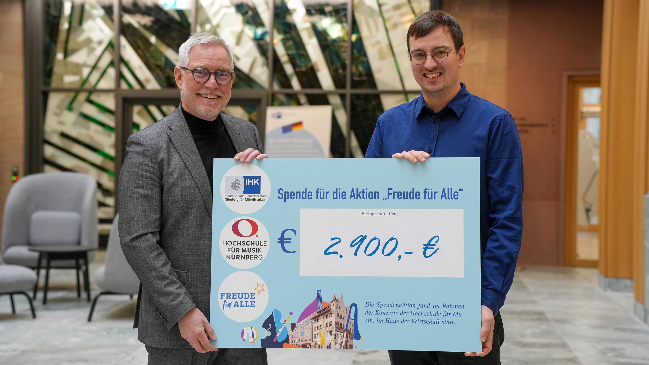 Übergabe der Spenden der Adventskonzerte aus der R