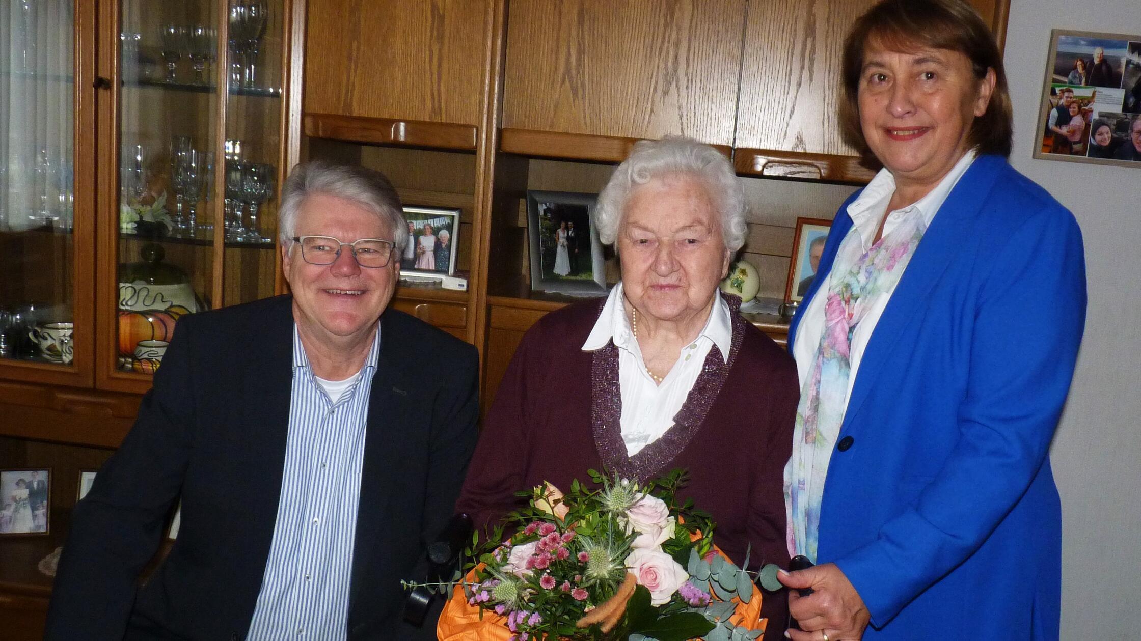 Neun-Jahrzehnte-zu-Hause-auf-dem-elterlichen-Bauernhof-am-Dorfplatz-in-Kalchreuth