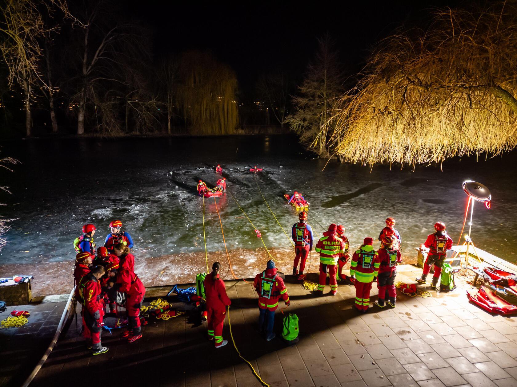 Eisrettung-mit-dem-Schlitten-Bilder-von-der-DLRG-bung-am-F-rther-Stadtparkweiher