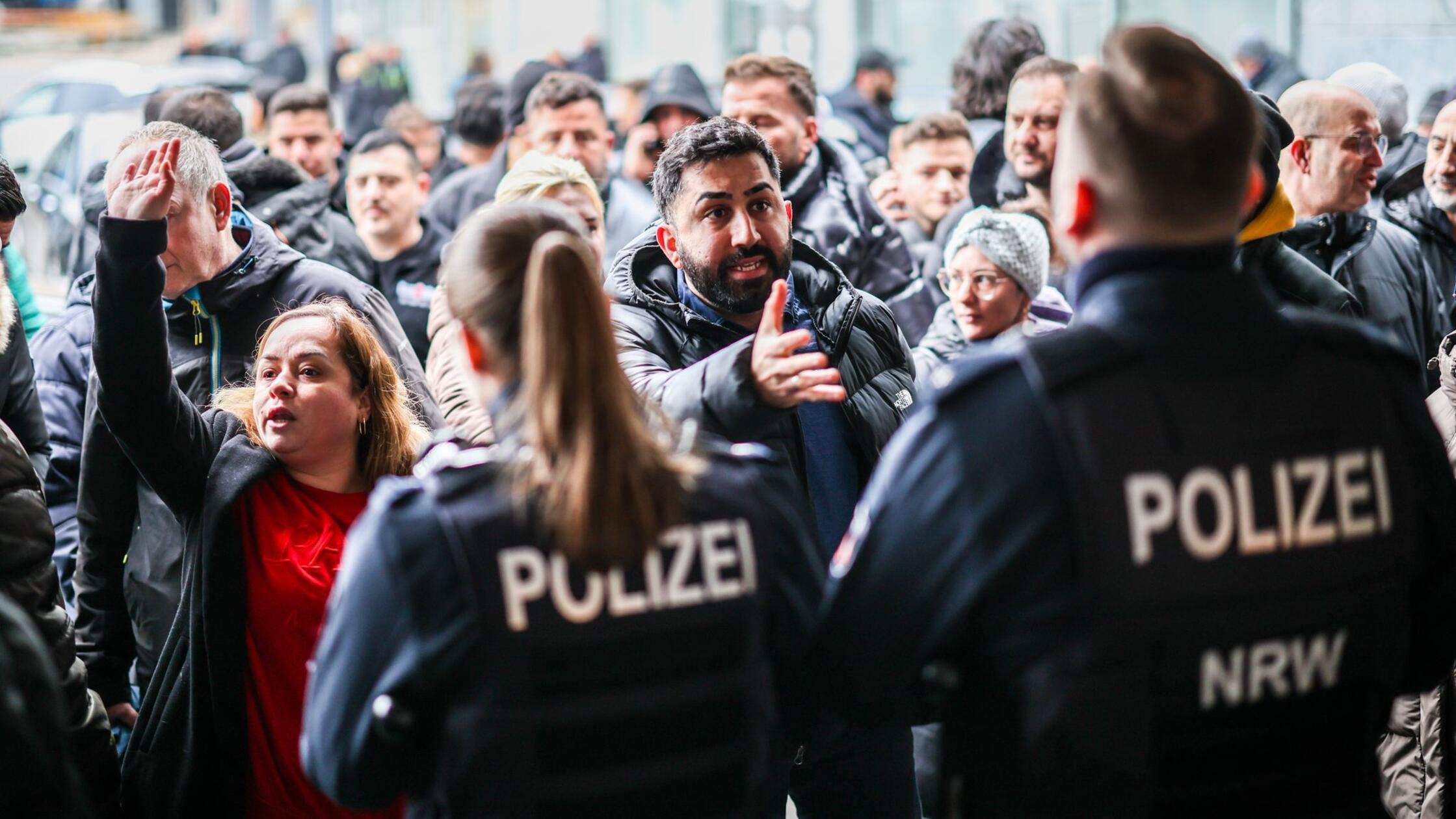 Sparkassen-Einbruch: Polizei vernimmt Tausende Opfer