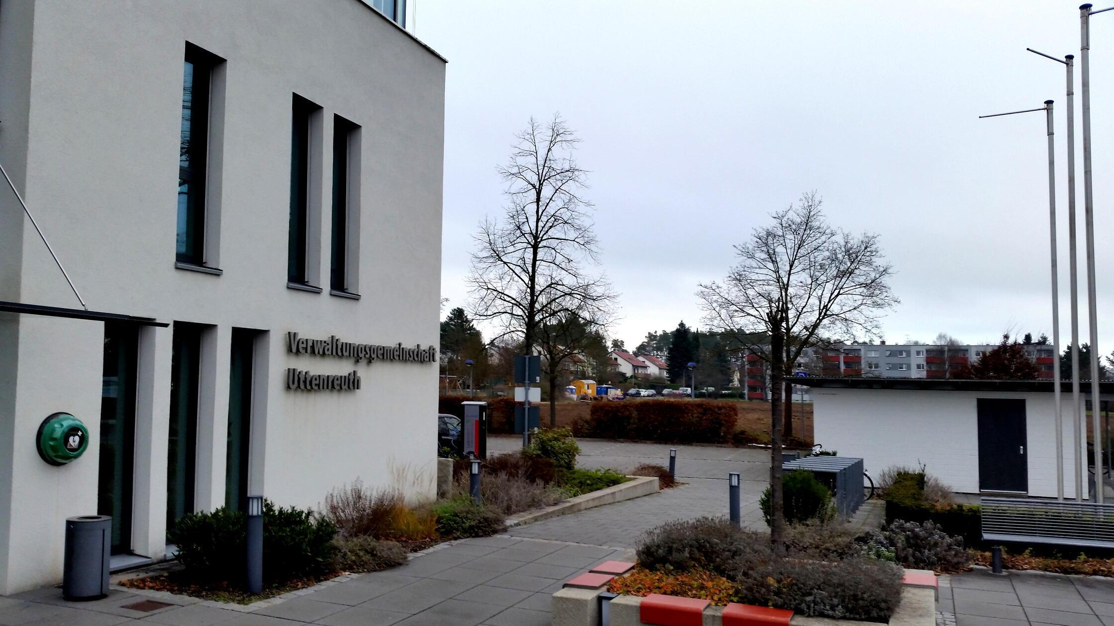 Hier, im Anschluss an das Rathaus der Verwaltungsg