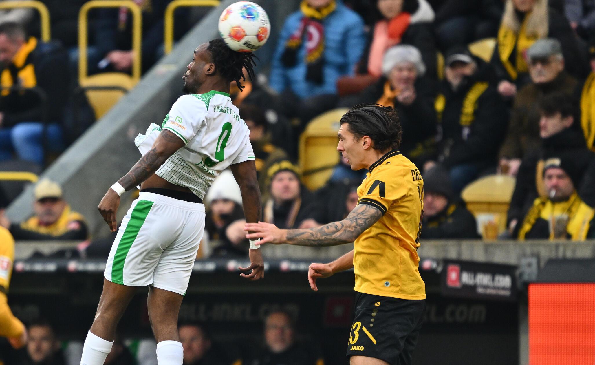 Die Partie beginnt vielversprechend für das Kleeblatt: Noel Futkeu köpft eine Freistoßflanke von Julian Green nur knapp am langen Pfosten vorbei (7. Minute).