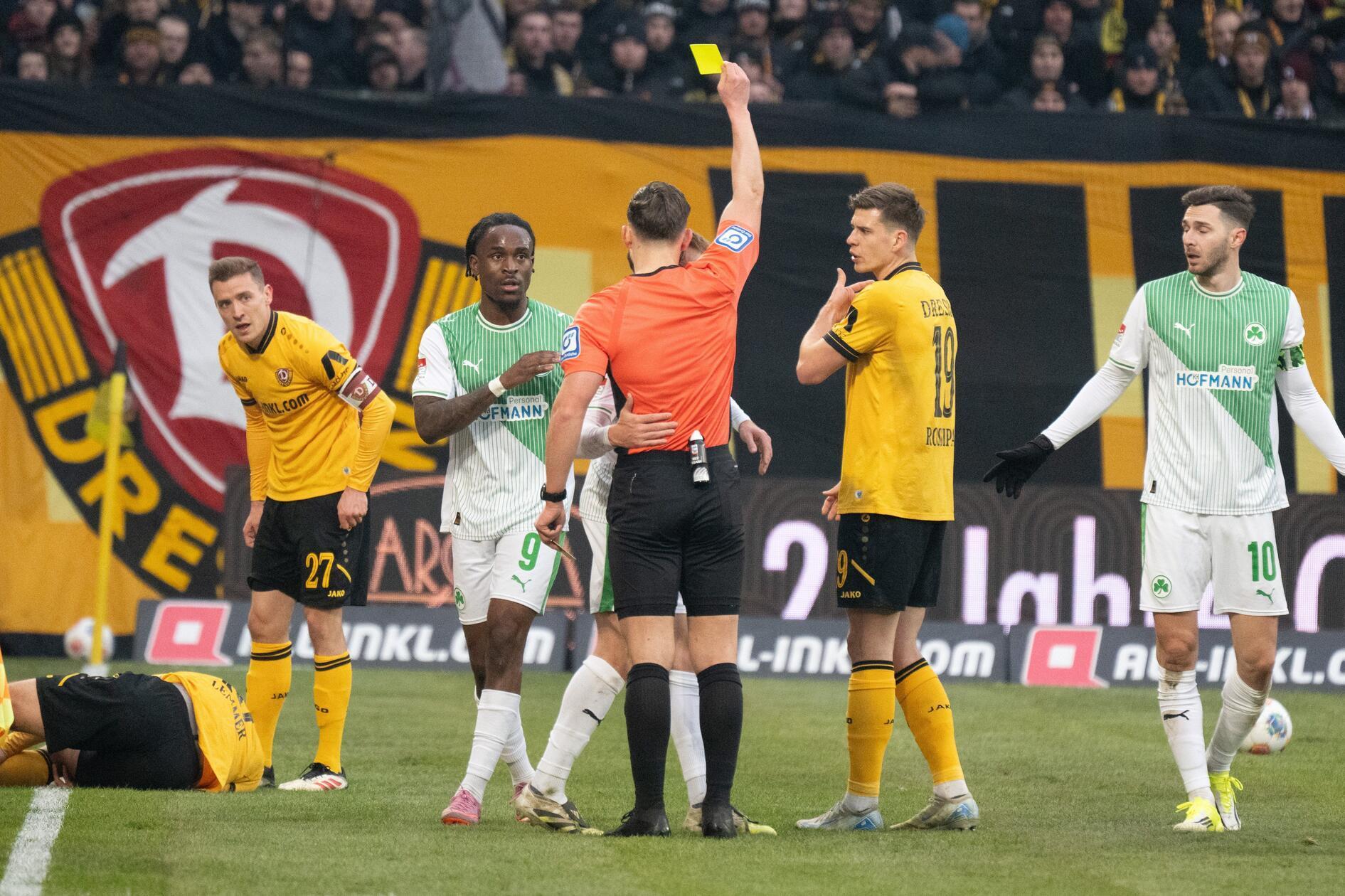 Danach werden die Gastgeber aber immer stärker. Dehm sieht Gelb, weil er zu spät gegen Lemmer kommt.