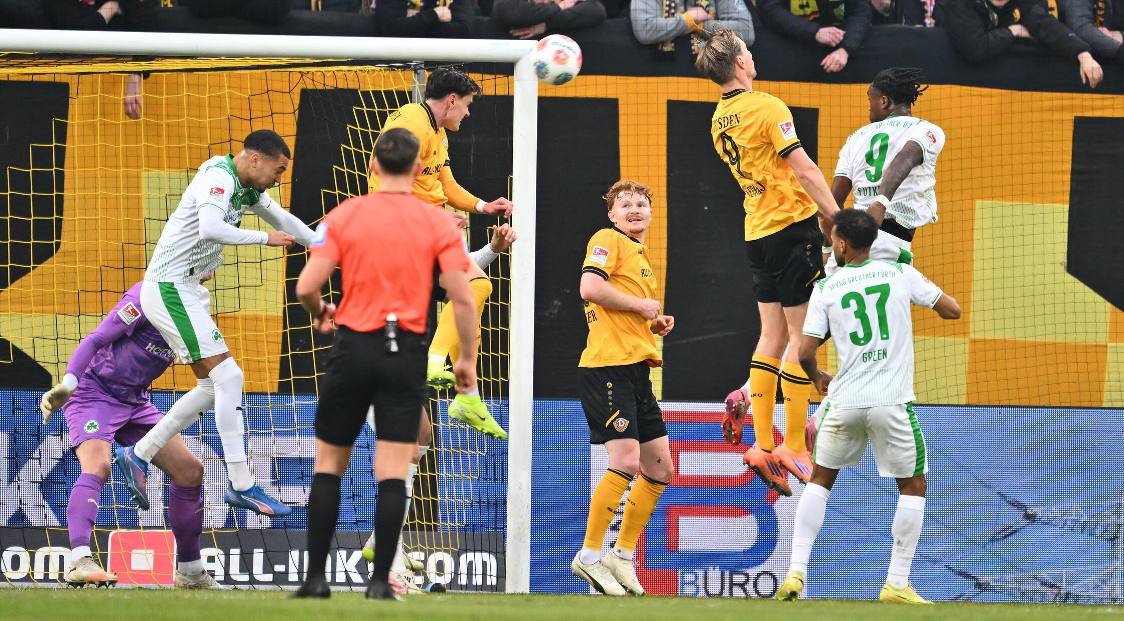 Nach 35 Minuten geht Dynamo in Führung: Keller steigt nach einer Ecke im Fünfer am Höchsten, Ziereis springt nicht mit, auch Dietz kann nicht mehr entscheidend stören.