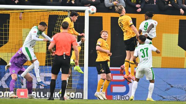 Nach 35 Minuten geht Dynamo in Führung: Keller steigt nach einer Ecke im Fünfer am Höchsten, Ziereis springt nicht mit, auch Dietz kann nicht mehr entscheidend stören.