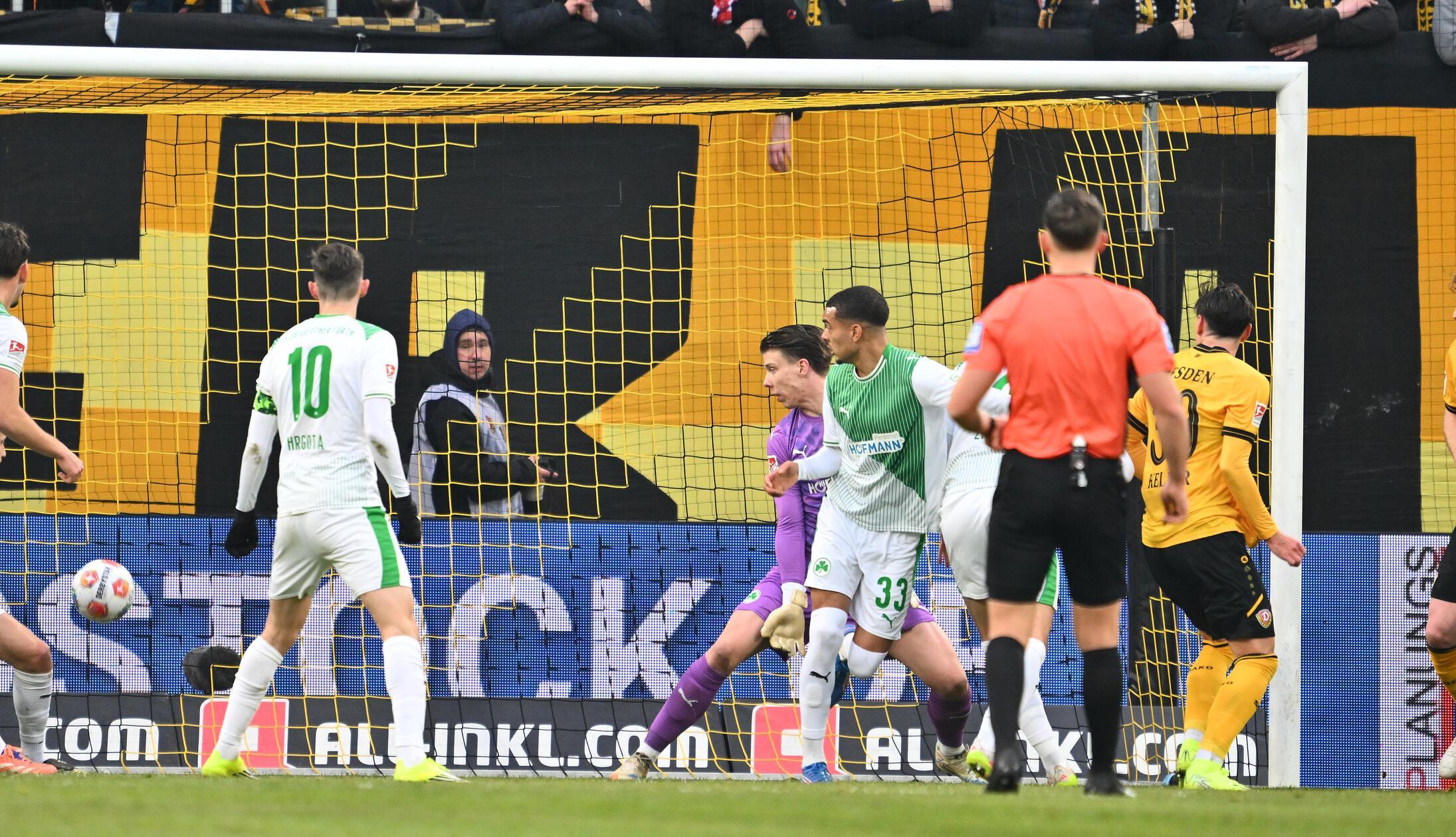 Der Ball schlägt zum 1:0 für die Hausherren ein.