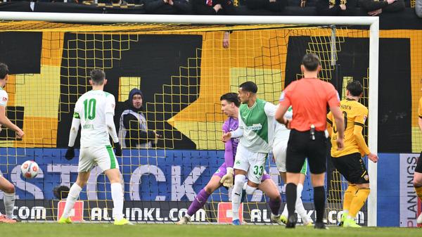 Der Ball schlägt zum 1:0 für die Hausherren ein.