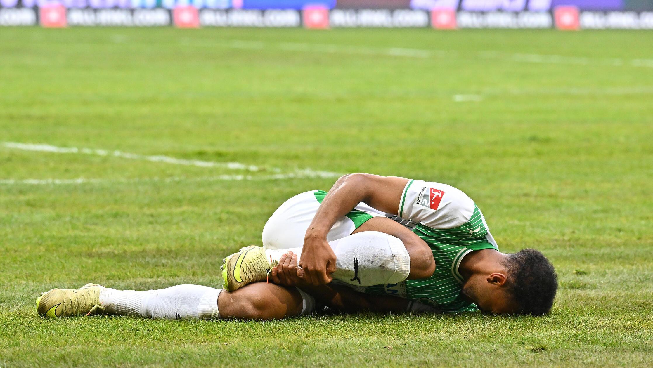 Kurz vor der Pause wird Green im Dresdner Sechzehner getroffen - ein klares Foulspiel von Ceka, doch ein Elfmeter bleibt dem Kleeblatt verwehrt.