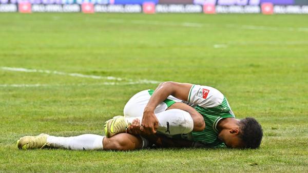 Kurz vor der Pause wird Green im Dresdner Sechzehner getroffen - ein klares Foulspiel von Ceka, doch ein Elfmeter bleibt dem Kleeblatt verwehrt.