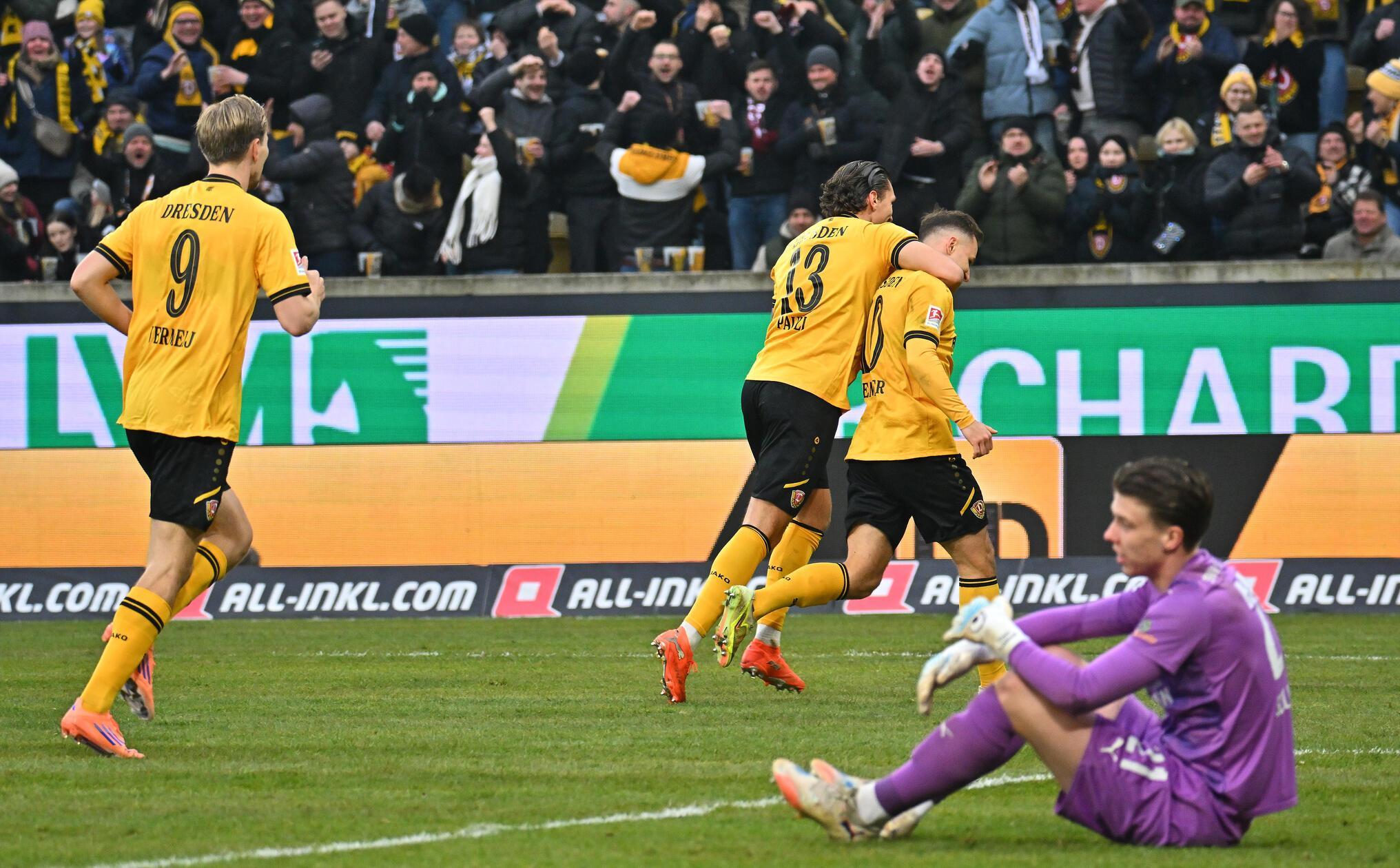 Nach Wiederanpfiff überraschte Lemmer selbst die Fotografen: Der Dresdner zog aus rund 30 Metern einfach ab, sein Flachschuss findet tatsächlich den Weg an Schlieck vorbei ins Tor.