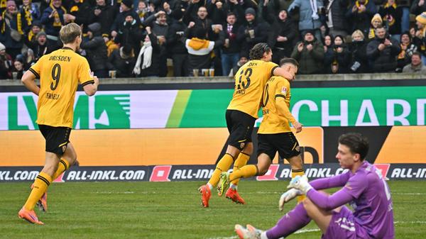 Nach Wiederanpfiff überraschte Lemmer selbst die Fotografen: Der Dresdner zog aus rund 30 Metern einfach ab, sein Flachschuss findet tatsächlich den Weg an Schlieck vorbei ins Tor.