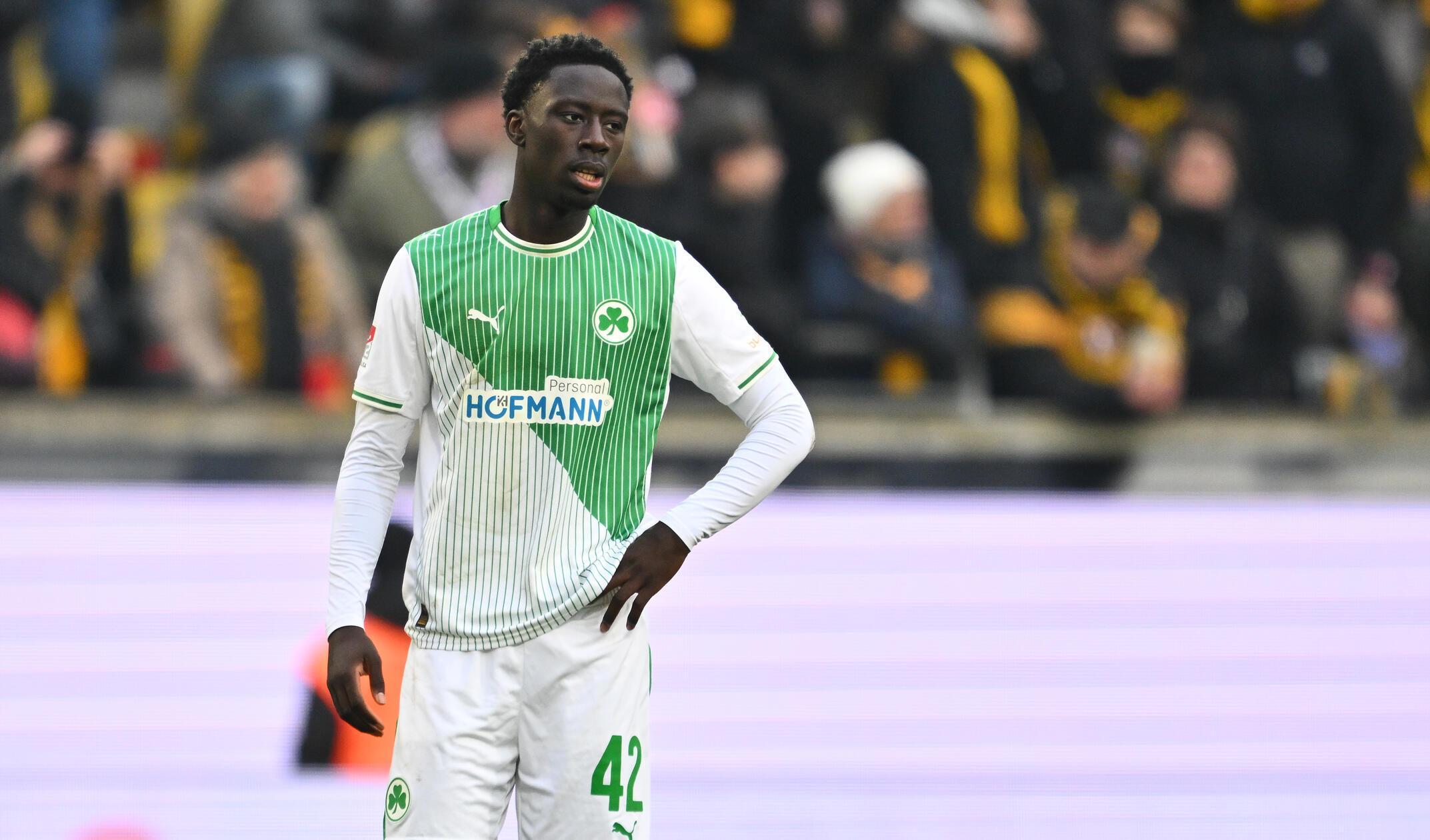 Kurz vor Schluss vergibt Sillah die einzige aussichtsreiche Torchance auf den Ausgleich, der eingewechselte Angreifer scheitert am Pfosten.