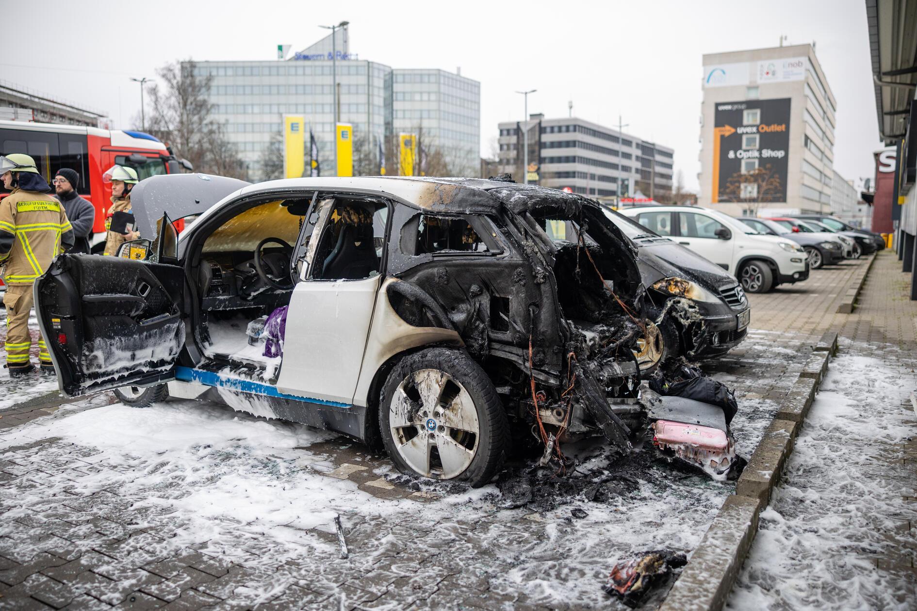 Durch das Feuer wurde auch ein weiteres geparktes Fahrzeug beschädigt, sagte ein Polizeisprecher gegenüber der Deutschen Presse-Agentur.