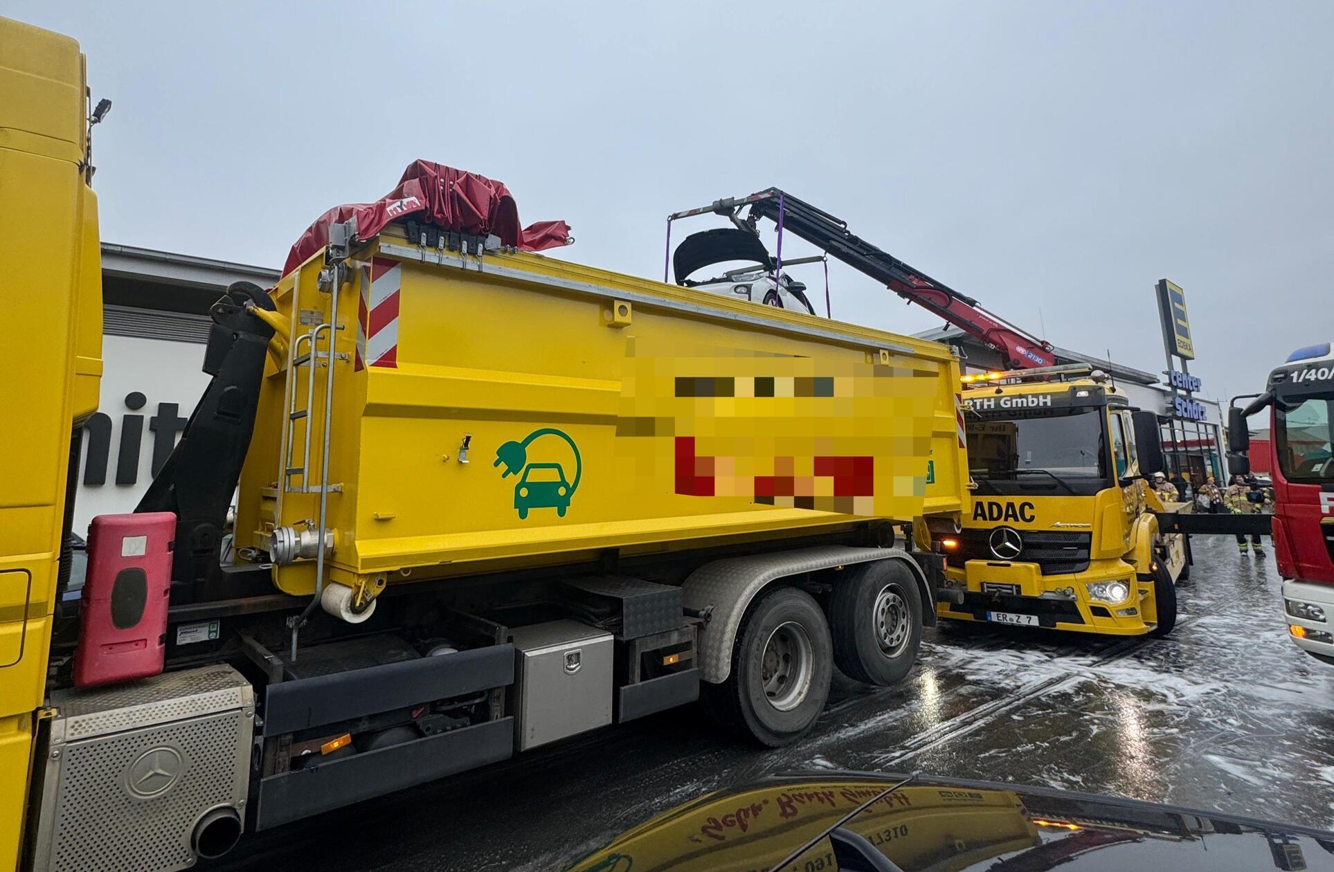 Laut der Nachrichtenagentur News5 rückte ein Bergeunternehmen aus Erlangen an, um das Fahrzeug mit einer speziellen Mulde abzuschleppen. Die Mulde kann im Notfall mit Wasser gefüllt werden, falls die Flammen noch mal auflodern sollten.