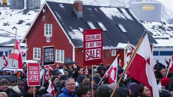 17.01.2026, Grönland, Nuuk: Menschen protestieren