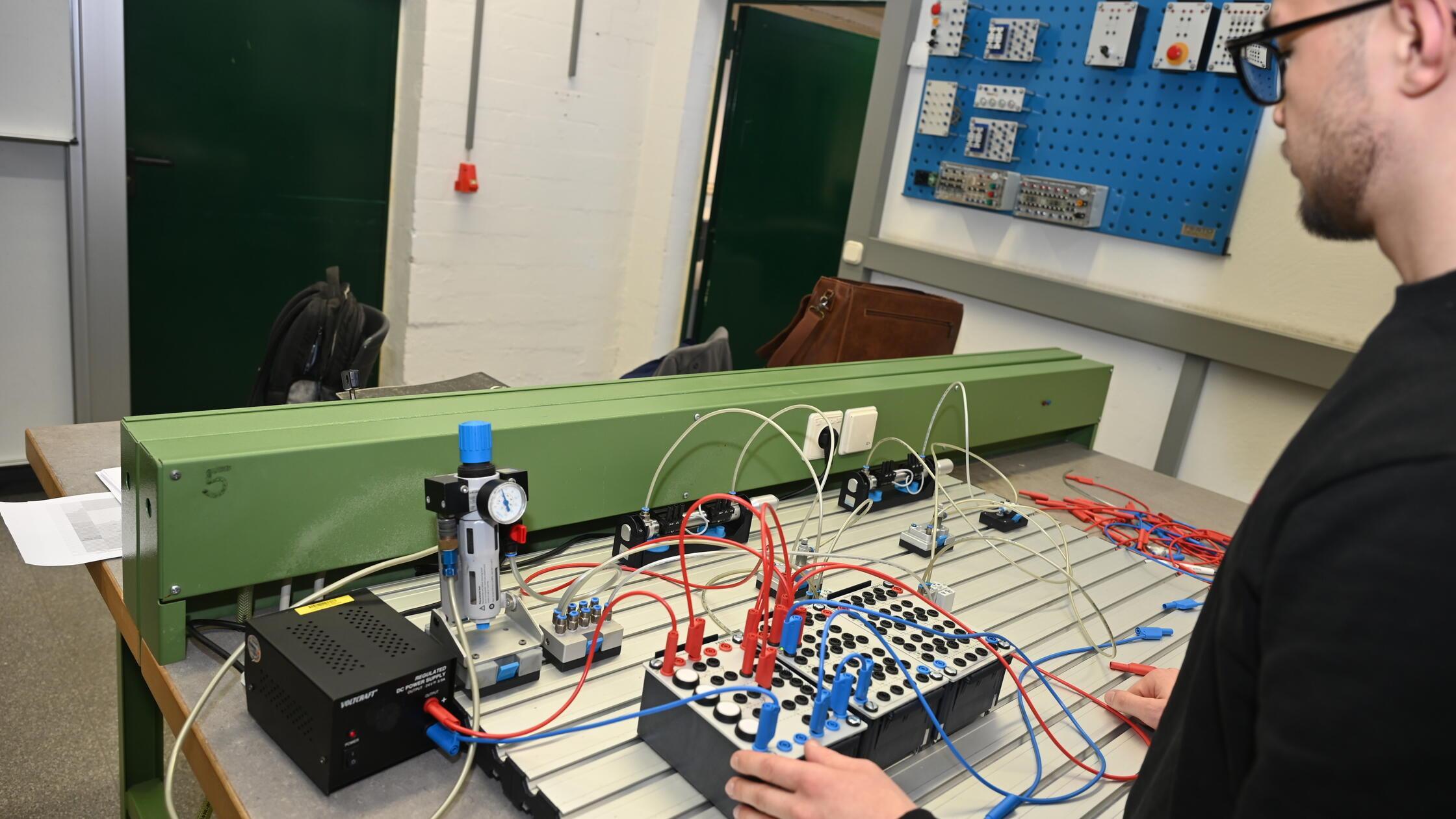 Feinwerkmechaniker-zeigen-in-Neumarkt-ihr-K-nnen