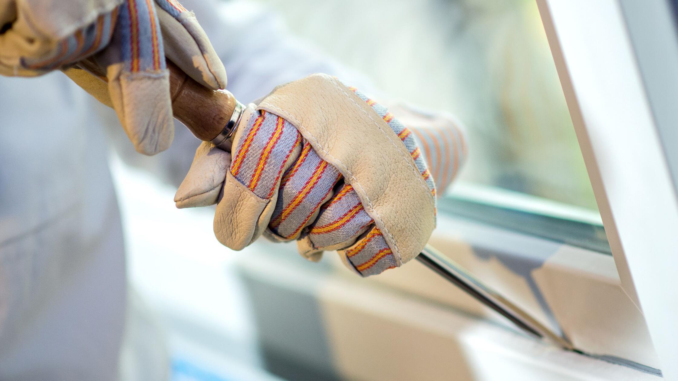 Sie-kamen-nach-Mitternacht-Unbekannte-stehlen-Tresor-aus-Wohnhaus-in-Ornbau