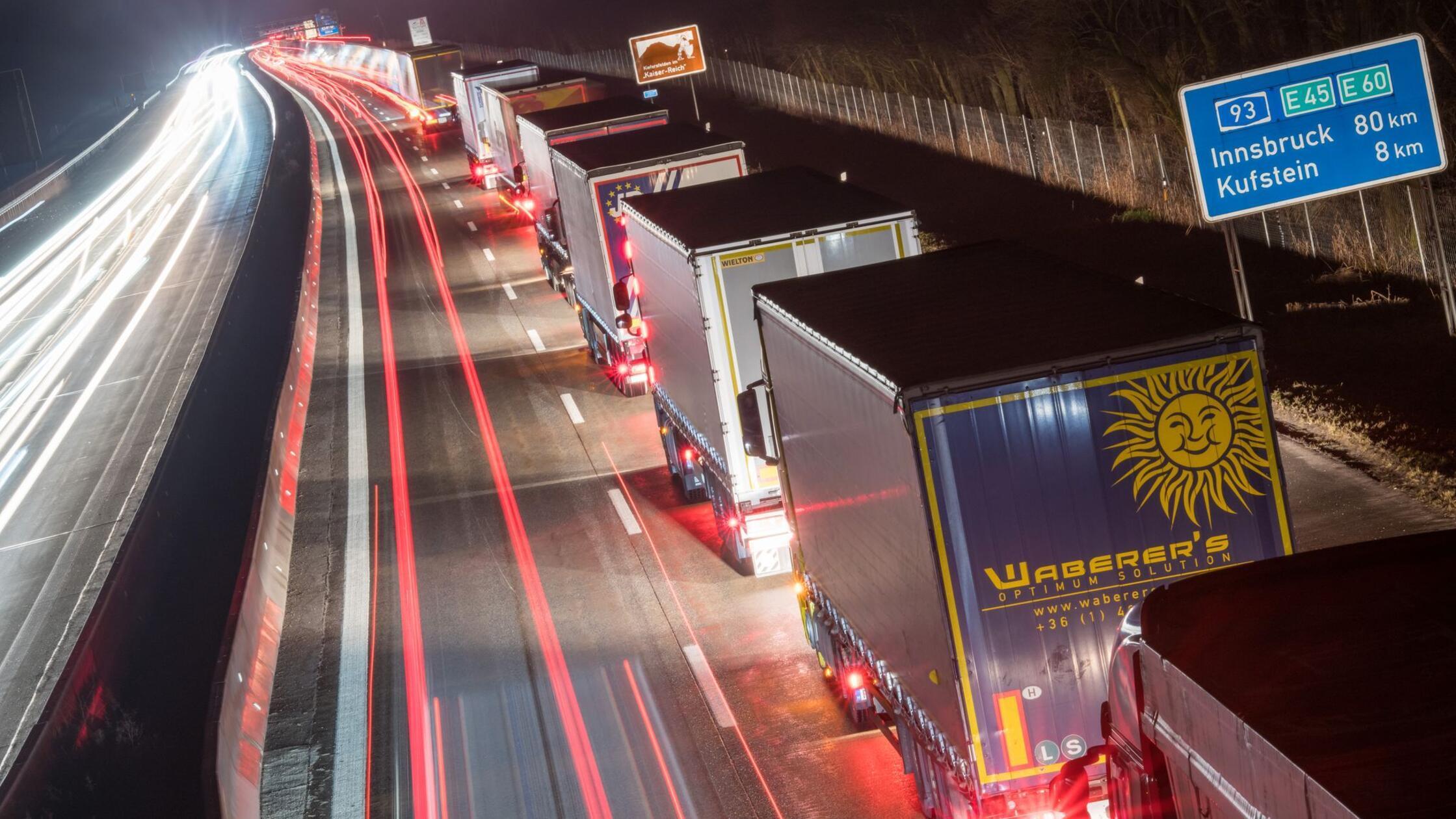 Lastwagen stehen auf der Autobahn A93 vor der baye