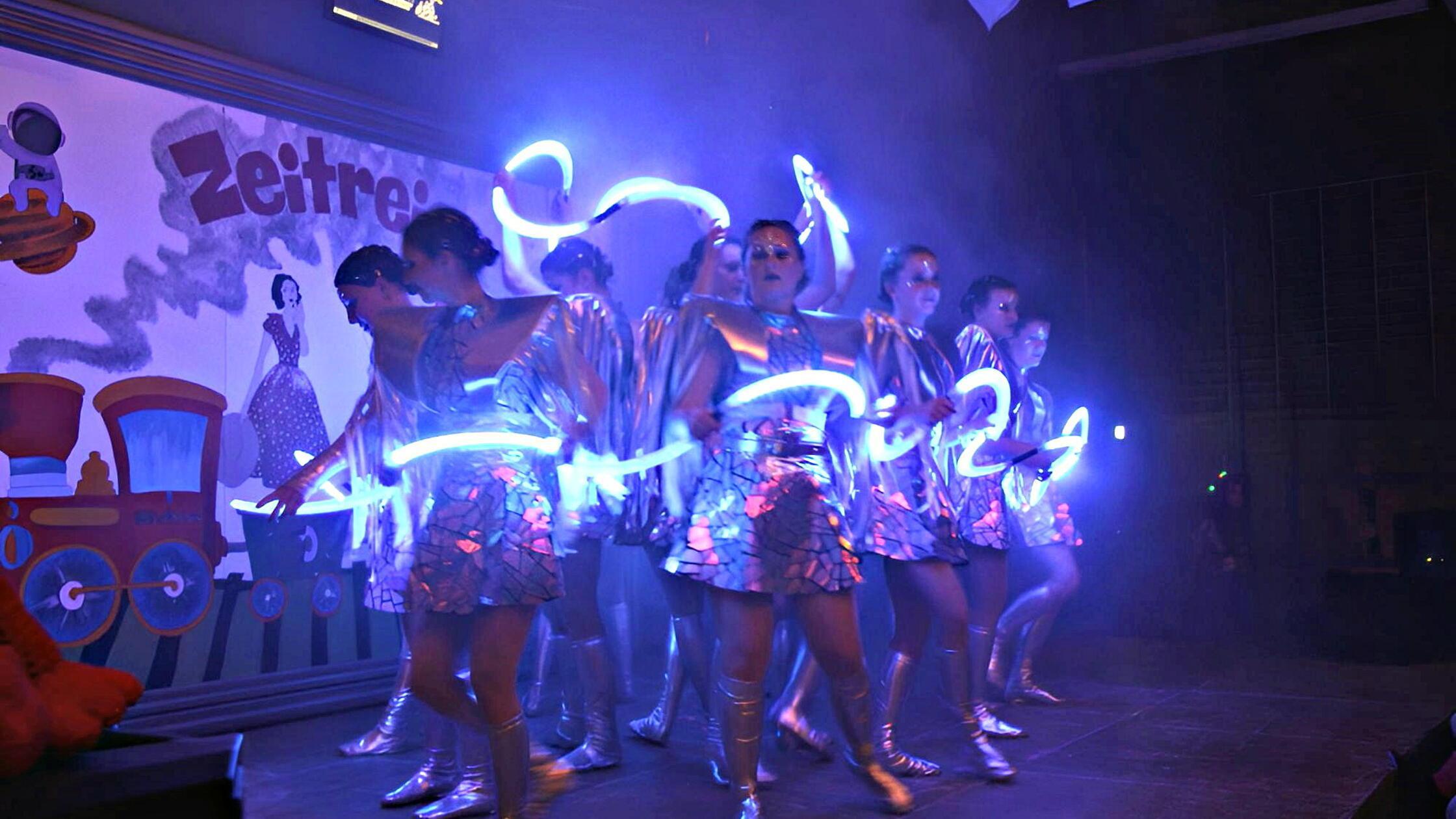 Faschinxverein-Oberm-ssing-feiert-Prunksitzung-Mit-dem-Laserschwert-auf-Mammutjagd