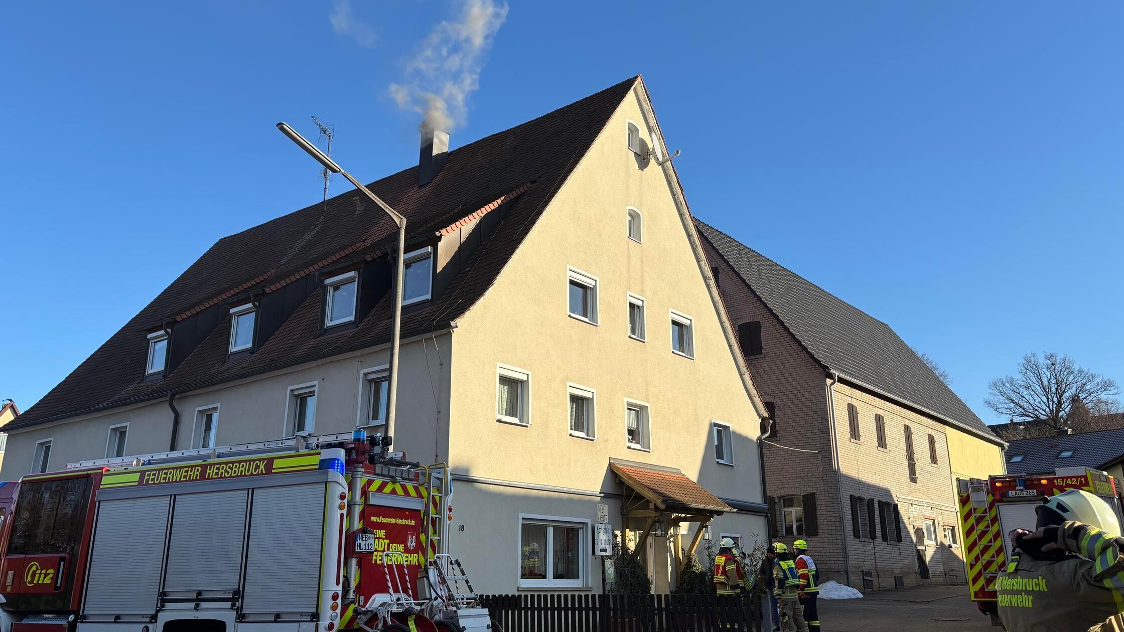 Rauch-ber-Altensittenbach-Kaminbrand-fordert-Feuerwehren