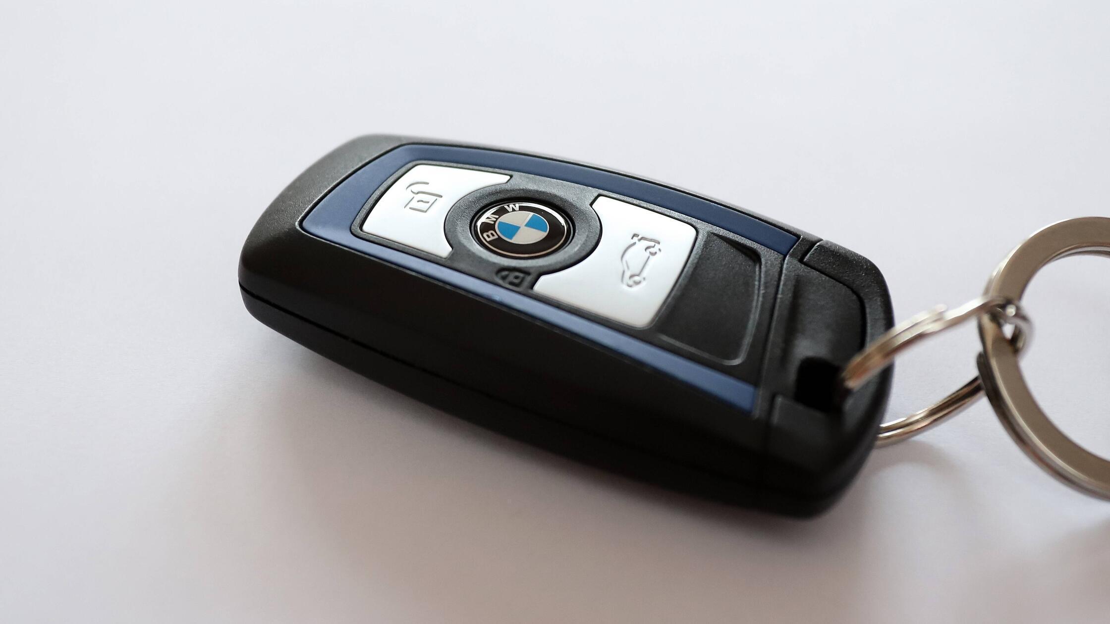 Kurze-Flucht-mit-geklautem-BMW-X3-Dieb-scheitert-in-Dietersheim-an-geparktem-Mercedes