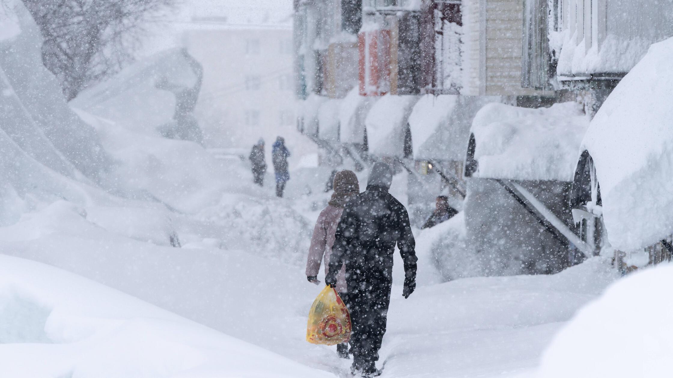 historische-schneeberge-auf-russischer-halbinsel-zyklon-friert-ganze-region-ein